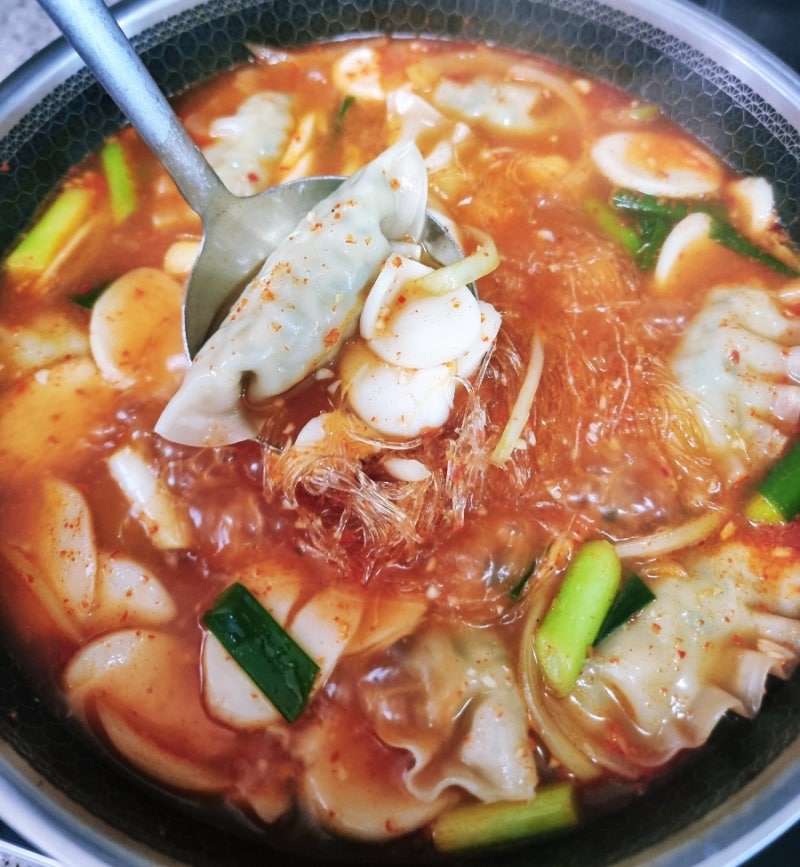 당면 넣은 얼큰 떡만두국 끓이는 법 계란까지 넣어 든든한 한 끼 메뉴