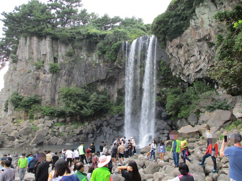 濟州島2天3夜自由行行程推薦，西歸浦觀光地推薦 墜入大海的正房瀑布