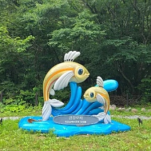 초록빛 터널을 걷다: 무주 구천동 어사길 3대 코스부터 덕유산의 비밀 '덕유모치'까지
