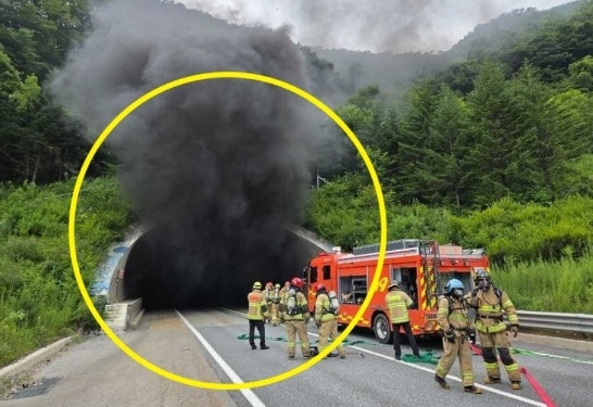 영동고속도로 <b>대관령</b>4<b>터널</b>, 끔찍한 4중 추돌 차량 <b>화재</b>!