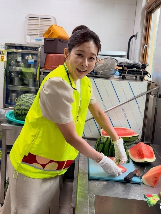 현영, 자녀 학비 12억…연예인 1호 아너소사이어티, 초복 삼계탕 봉사 한 장면이 더 오래 남았....