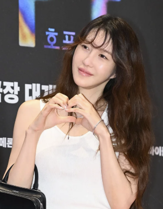 "인중이 짧아졌다?" 이지아 호프 시사회 성형설 논란? 입매 변화 이유와 2026 최신 근황