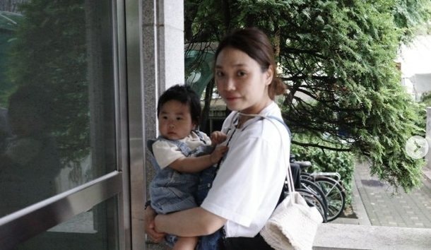 가수 이진아, 소속사 안테나 떠난 후 전한 근황…딸 돌잔치 사진 공개