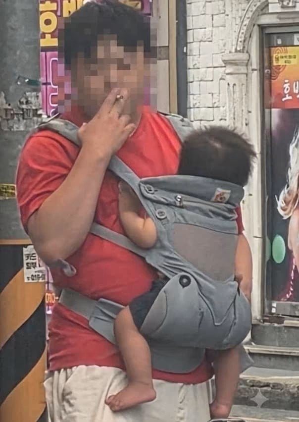 아기 품에 안고 '버젓이' 길빵… 아기띠 흡연 남성 논란과 간접흡연이 영유아에게 치명적인 ....