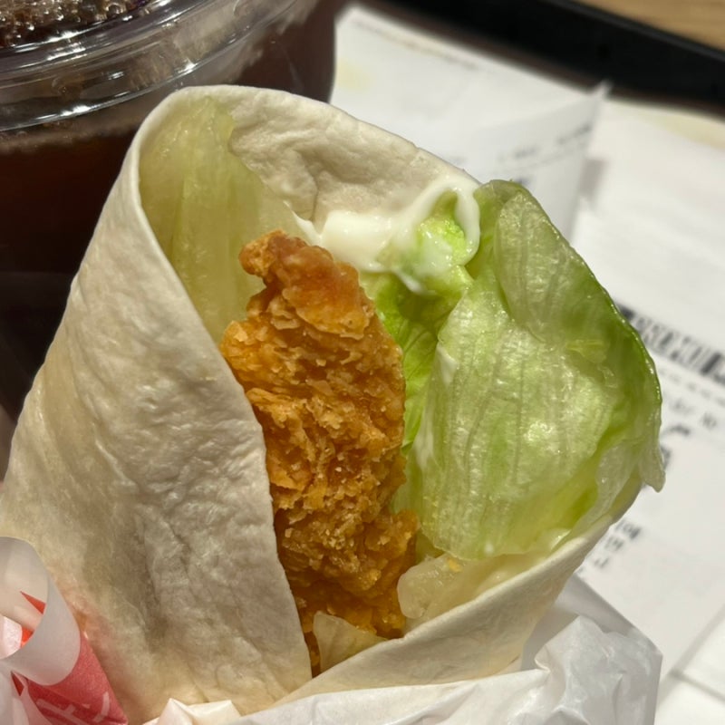 맥도날드 상하이 치킨 스낵랩으로 간단하게 열량 채우기