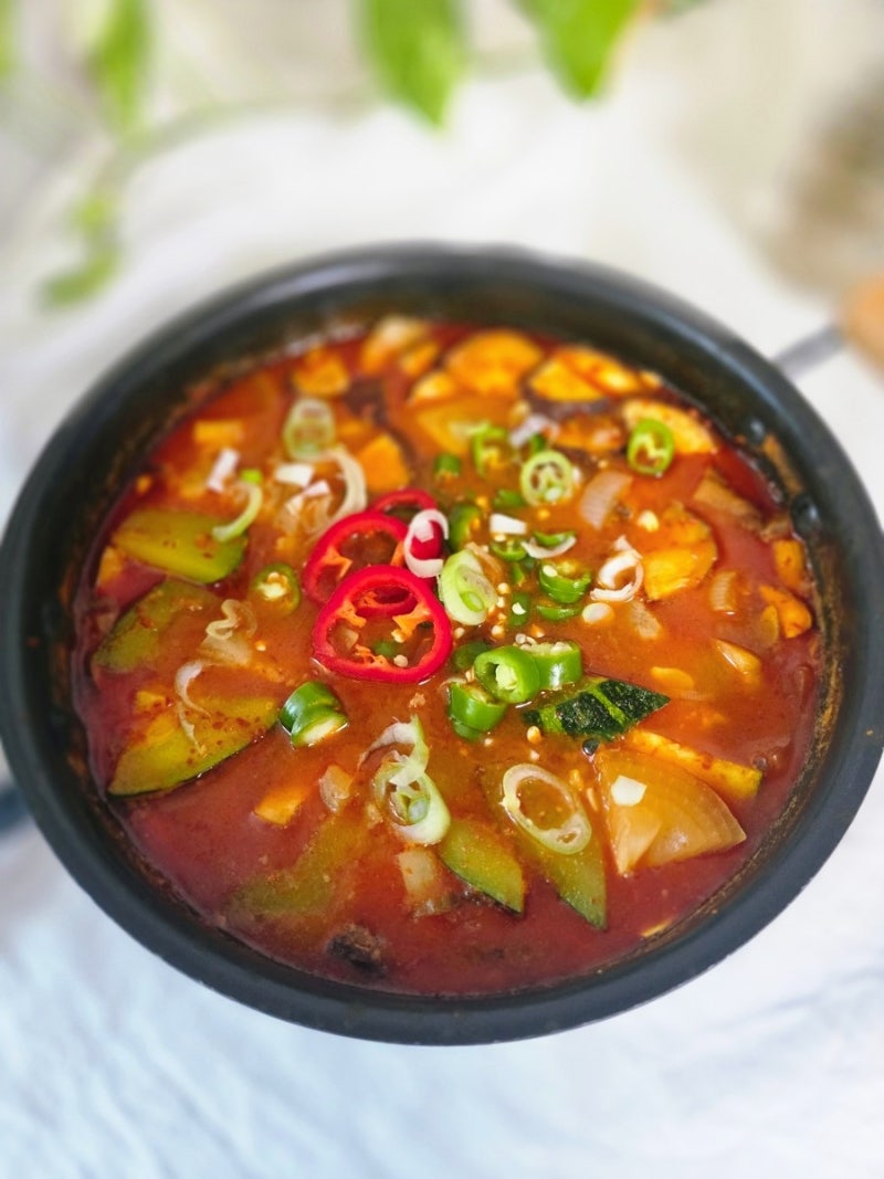 돼지고기 고추장찌개 레시피 둥근 호박 감자 버섯 냉장고 야채 몽땅 넣고 끓여요.