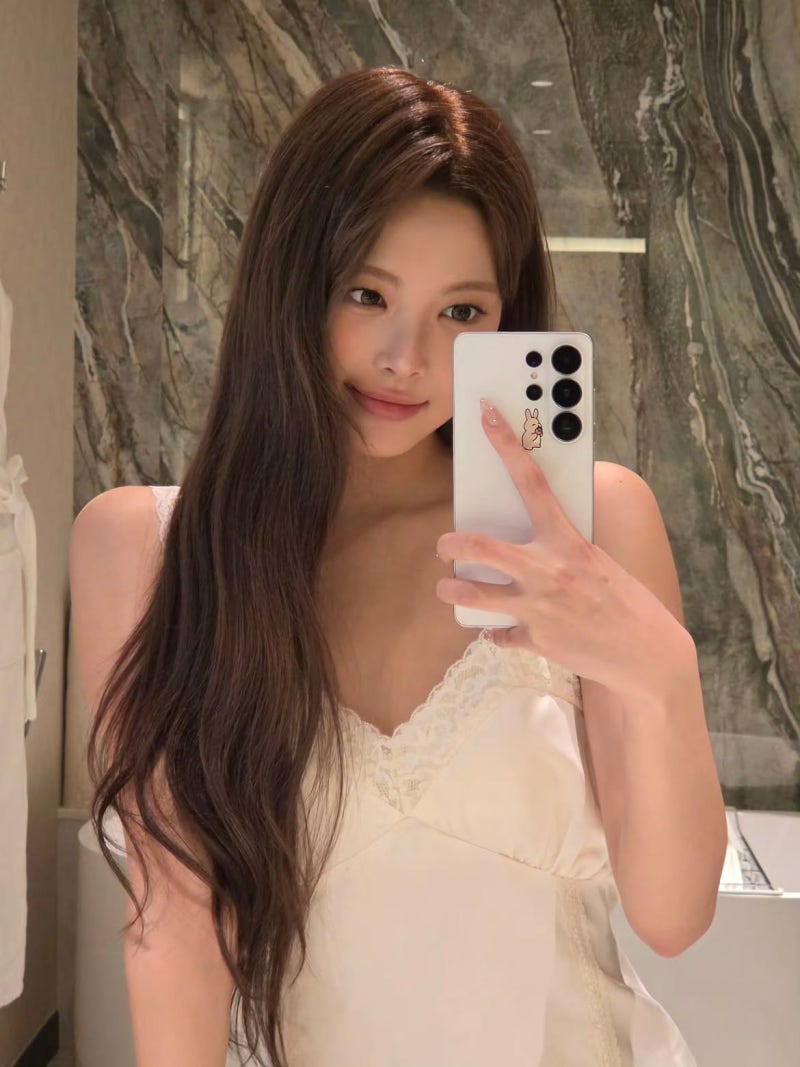 LE SSERAFIM Hong Eunchae's Instagram/Reels from 260718
