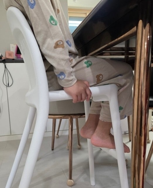 (이케아 쇼핑) 첫째 밥 먹는 자세 교정을 위해, 발받침 있는 우르반 어린이의자 구입!