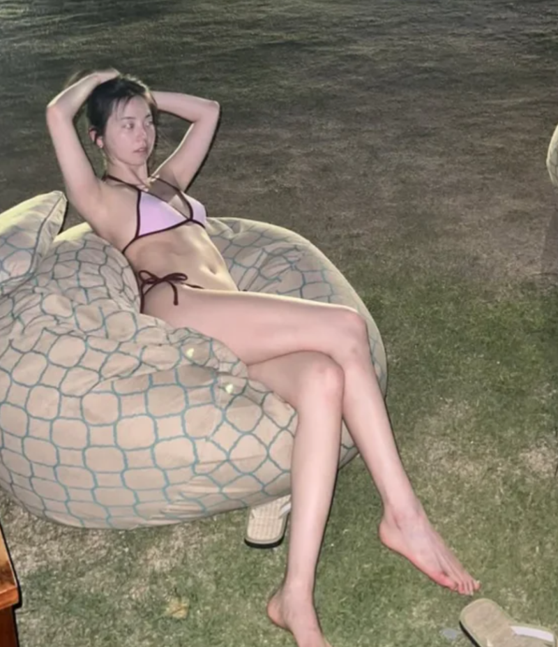 안소희, 과감한 비키니 사진 역주행… 레전드 '국민 여동생'의 짜릿한 반전 매력