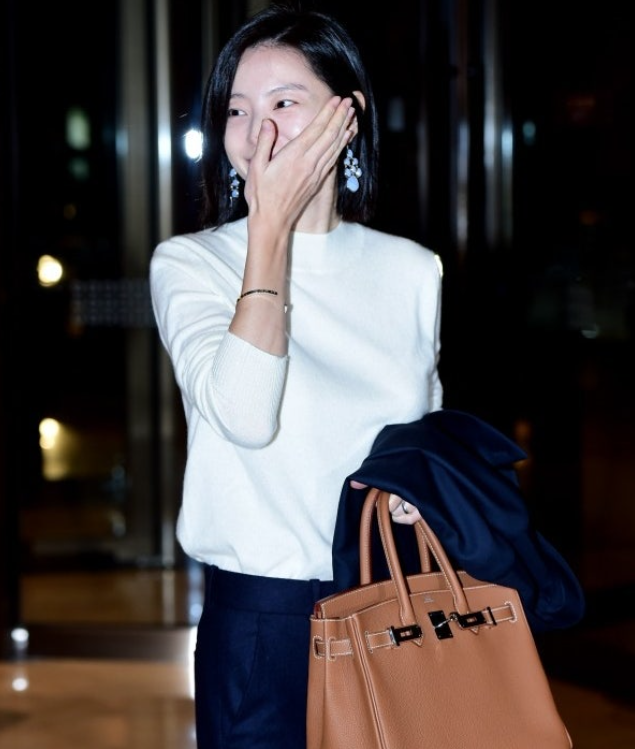 둘째 임신 중 쌩얼로 결혼식 와서 "레전드 하객룩" 남긴 여배우 정체.jpg