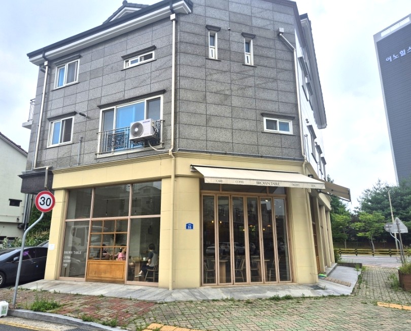 브라운테이블 사진 1