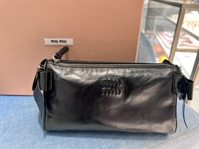[MIUMIU] 26 S/S 시즌 신상 가방 리뷰 : 미우미우 광택 가죽 파우치