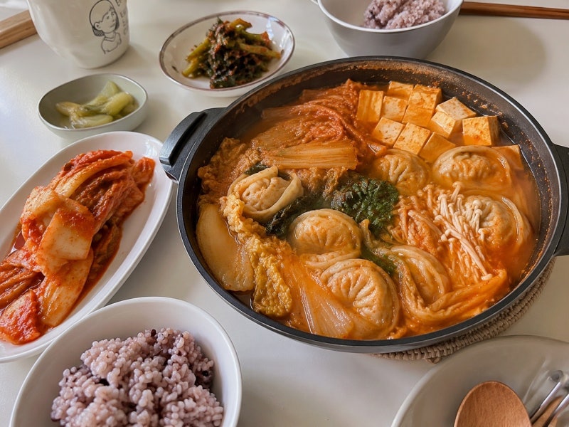 묵은지 김치만두전골 끓이는 법 다시다 넣은 얼큰한 만두전골 레시피