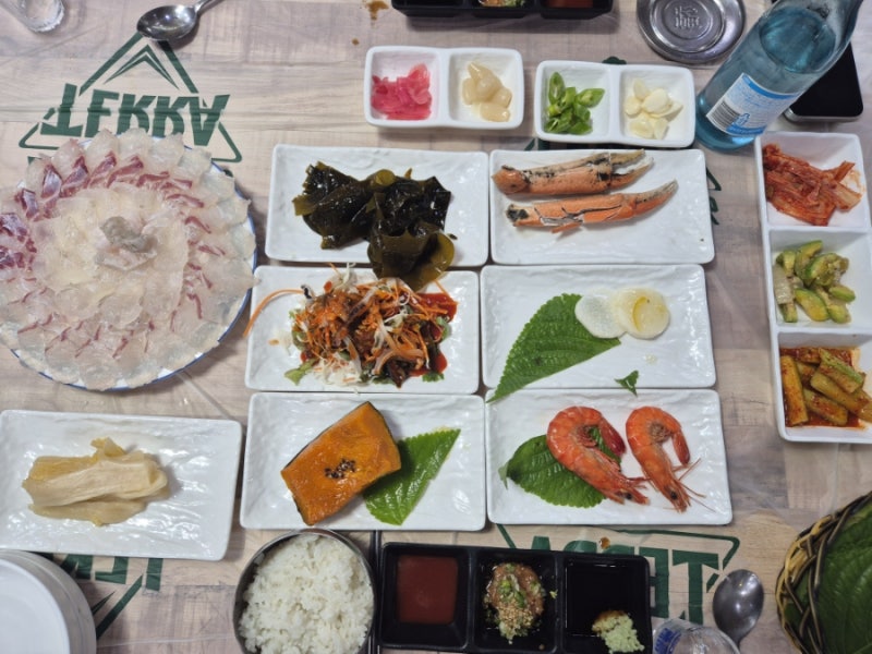 [거제여행 1일차] 구조라해수욕장 막썰어회 맛집 '구조라 횟집'/ 매미성 칼국수 맛집 '배말칼....