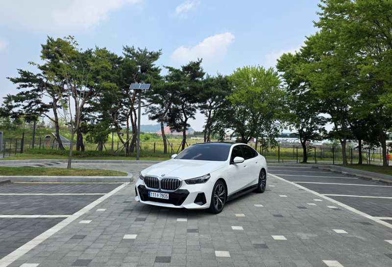 [B컷시승기] BMW 530e "5시리즈를 산다면 하이브리드인 이유"
