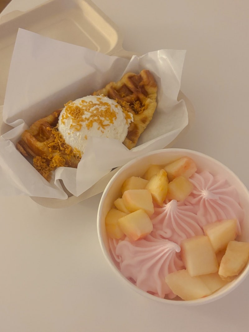 요거트월드 “납작복숭아요거트아이스크림&그릭요거트크로플” 찐후기 ️