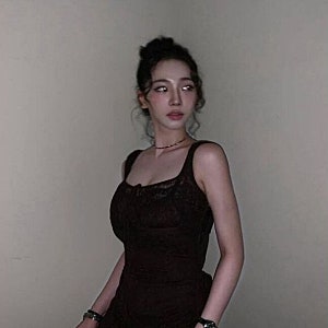카리나 블랙 민소매 원피스, 여름 블랙룩이 세련돼 보이는 이유