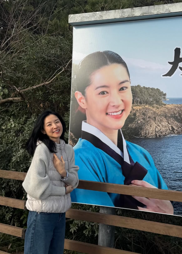 “이 얼굴이 55세라고?”…이영애가 매일 아침 가장 먼저 챙긴다는 한 가지