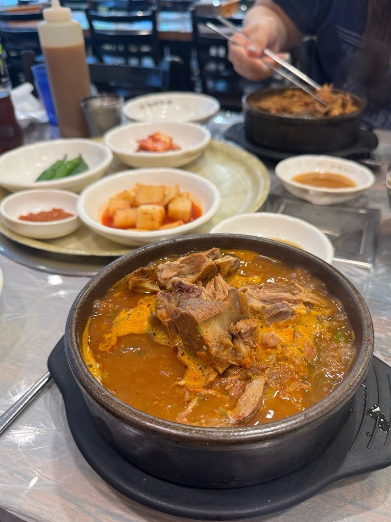[태안 맛집] 현지인들이 줄 서서 먹는 태안터미널 근처 단골 뼈해장국 형제들감자탕 내돈내....