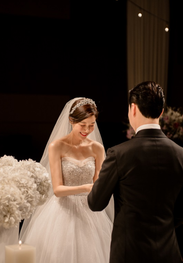 “1살 연하 사업가와 신라호텔서 결혼했다더니…”2년 만에 딸 낳고도 몸매 그대로라는 로코....