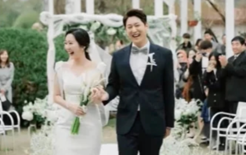"미녀 아나운서와 이혼 후 다시는 결혼 안한다더니.." 12살 연하 사진작가와 재혼한 연예인