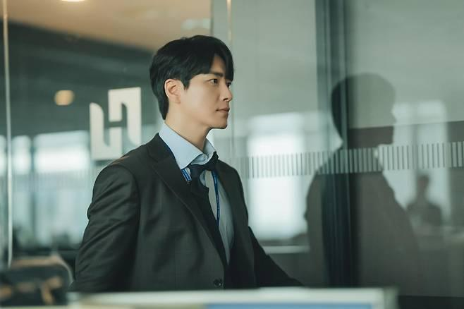 늦게 피어난 스타, 이준혁 성공 비결, 무명 시절을 버틴 배우의 놀라운 이야기