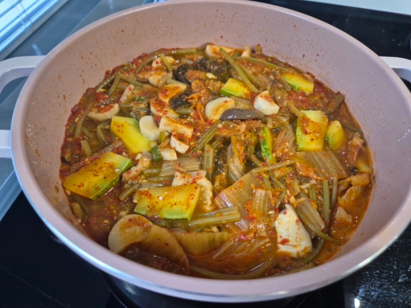 고기가 자투리뿐이라도 고구마순 김치찌개 넘 맛나