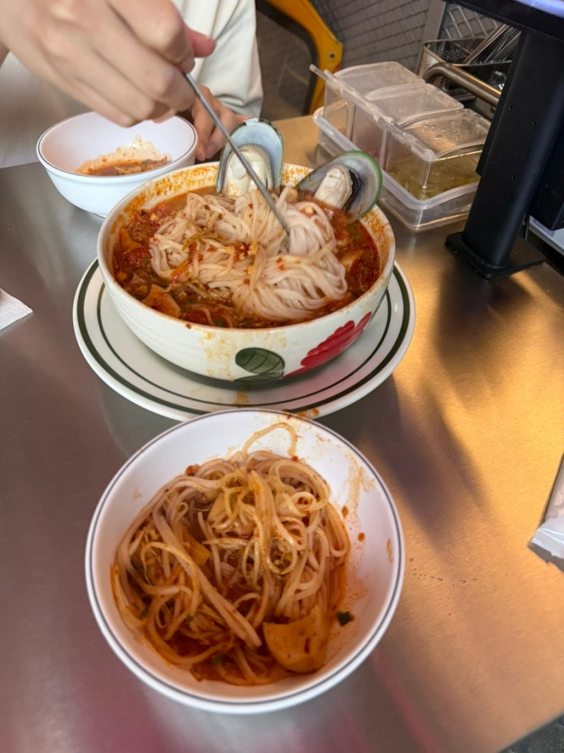 압구정로데오 맛집 딸랏 2번째 방문 똠얌해물쌀국수 마늘튀김통닭 내돈내산 솔직후기