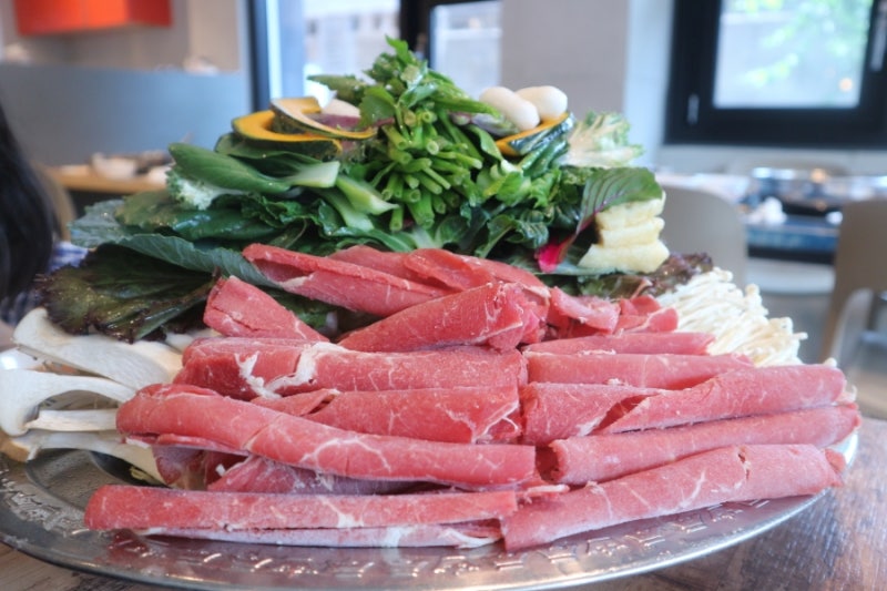 강릉 샤브샤브 맛집 봉창이해물샤브칼국수, 직접 담근 겉절이에 산처럼 쌓인 소고기 샤브 후....