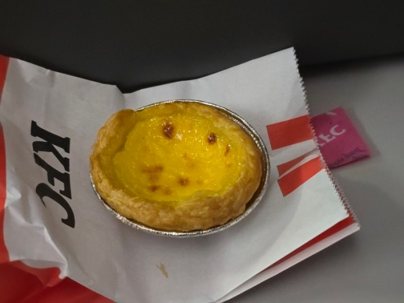 kfc 에그타르트 리뷰. 가격 2400원 칼로리 215킬로칼로리. 자주 할인가격으로 판매하니까 가성....