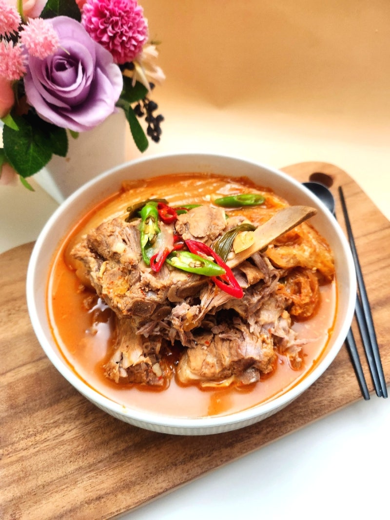오래된 김치로 돼지등뼈찜 만들기 먹기힘든 쉰김치로 돼지등뼈찜 만드는 법 감자탕 레시피