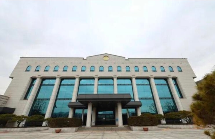<b>선관위 압수수색</b>부터 해외출장 논란까지…무슨 일이 있었나?
