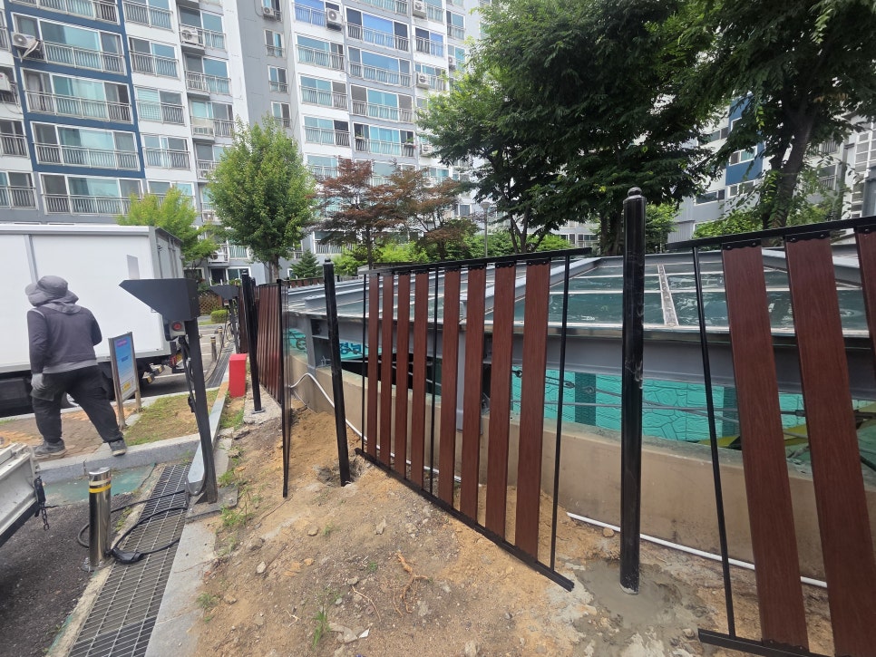 충남 아산휀스 탕정 아파트 화단 목재 펜스 설치