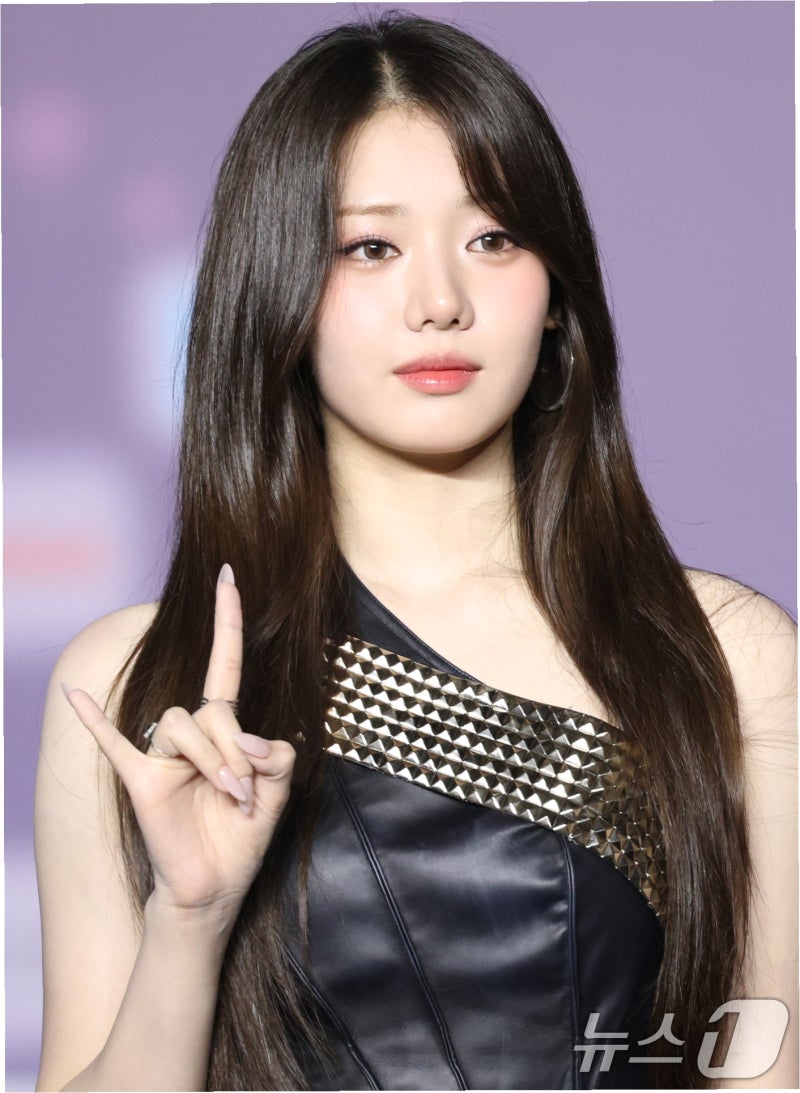 베이비몬스터 로라, 해외 출국길 빛낸 청순 미모