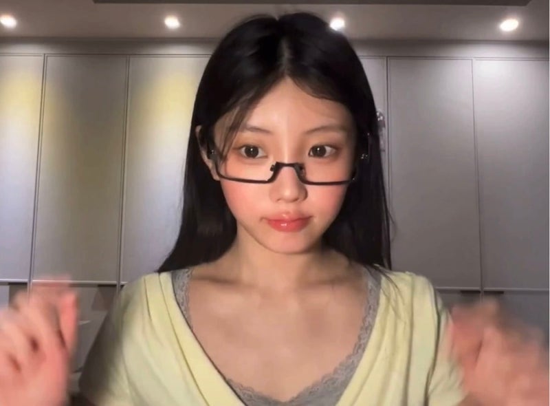 A Collection of Round, Soft, and Lovely ILLIT Wonhee's Casual Outfits
