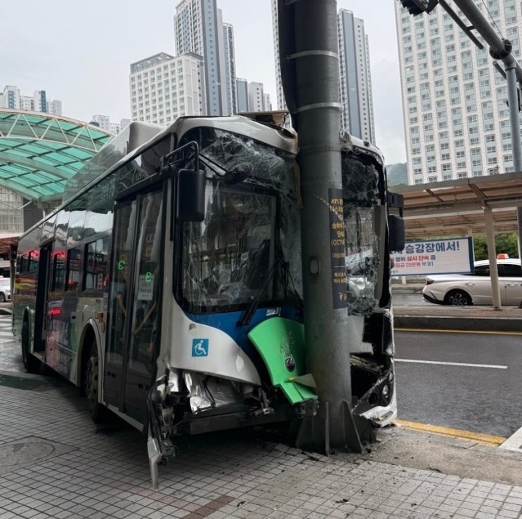 경기 <b>광명</b>시 KTX <b>광명역</b> 앞 인도로 시내<b>버스 돌진</b>... 50대... 