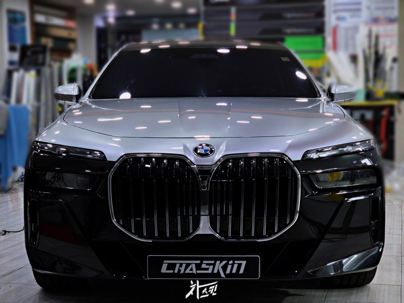 BMW 7시리즈 투톤 랩핑, 순정 같은 비율의 차이