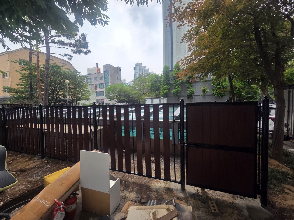 충남 아산휀스 탕정 아파트 화단 목재 펜스 설치