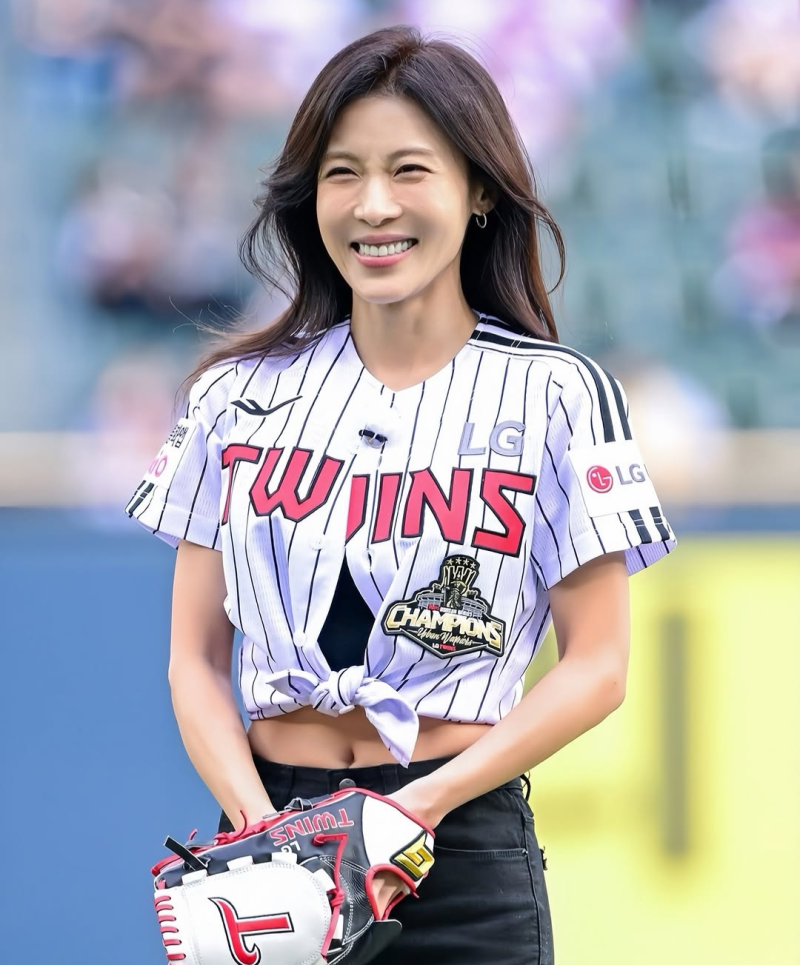 한국 배우 처음입니다..28세 같은 48세 하지원 메이저리그 MLB 마운드 시구 오른다