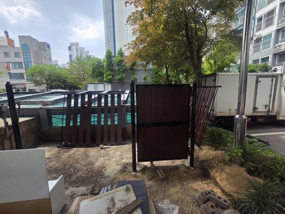 충남 아산휀스 탕정 아파트 화단 목재 펜스 설치