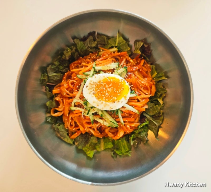 입맛 없을 때 딱! 쫄깃한 면발과 매콤한 양념, 비빔칼국수 레시피