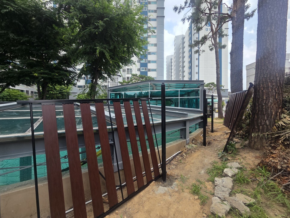 충남 아산휀스 탕정 아파트 화단 목재 펜스 설치