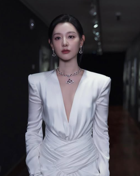 "I Didn't Recognize Her at First as Kim Ji-won"... Her Ear-Length Bob That Completely Changed Her Vibe After Cutting Her Long Hair