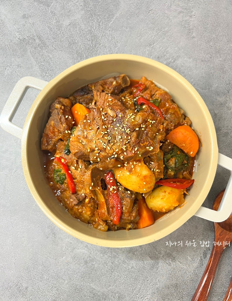 매운 돼지 등뼈찜 레시피 매콤한 목뼈찜 양념 만들기 돼지목뼈 요리