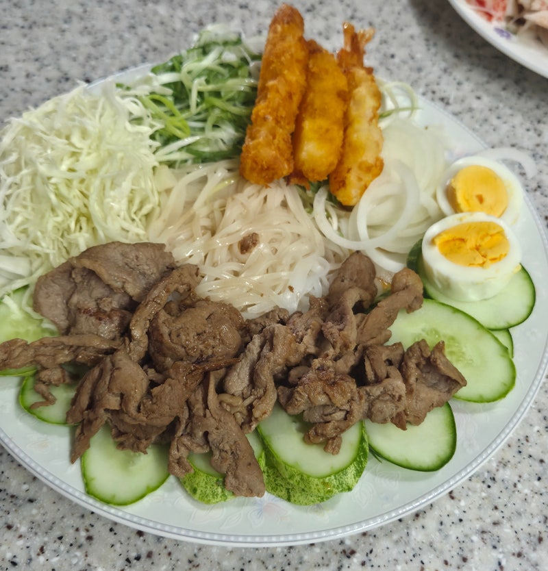 지점장의 [집에서 분짜 만들기] (느억맘 대신 참치액 분짜 소스로 만든 간장 돼지불고기 비빔....