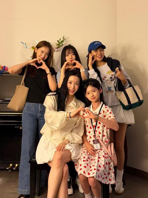 소녀시대 써니 근황 공개!멤버들과 함께 티파니 뮤지컬 관람… 변함없는 우정 어필