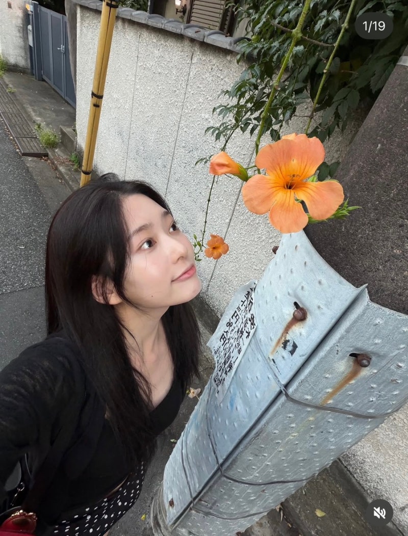 아이즈원 배우 김민주 인스타 일본 여행룩 사복 여자 여름 살안타템 긴팔 니트 가디건 도트 ....