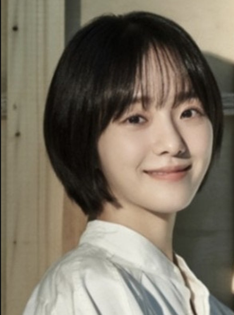 청순함과 시크함을 모두 담은 박규영 숏단발 스타일