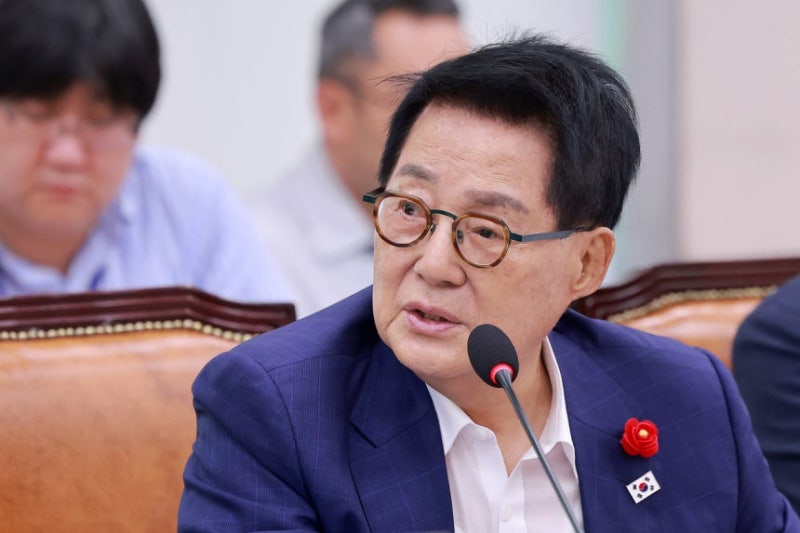 박지원 "갓 1년 된 대통령 흔들어서야"… 유시민 '필연적 실패론'에 일침