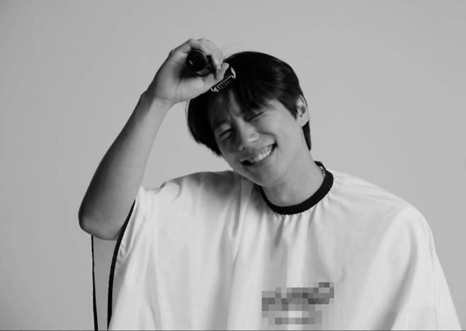 <b>이준영</b> <b>입대</b> 전 머리까지 직접 밀었다 김희철 필독과 찍은 사진